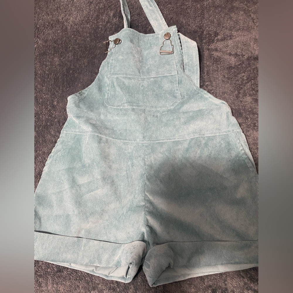 Beautiful corduroy overalls, brand new. Perfect for small and medium sizes.